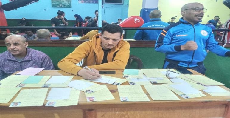 الاستاذ جبران بوشعيب، المدير التقني لعصبة سوس ماسة للتكواندو ورئيس النادي الافريقي بانزكان مشرفا على امتحان الأحزمة