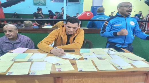 الاستاذ جبران بوشعيب، المدير التقني لعصبة سوس ماسة للتكواندو ورئيس النادي الافريقي بانزكان مشرفا على امتحان الأحزمة